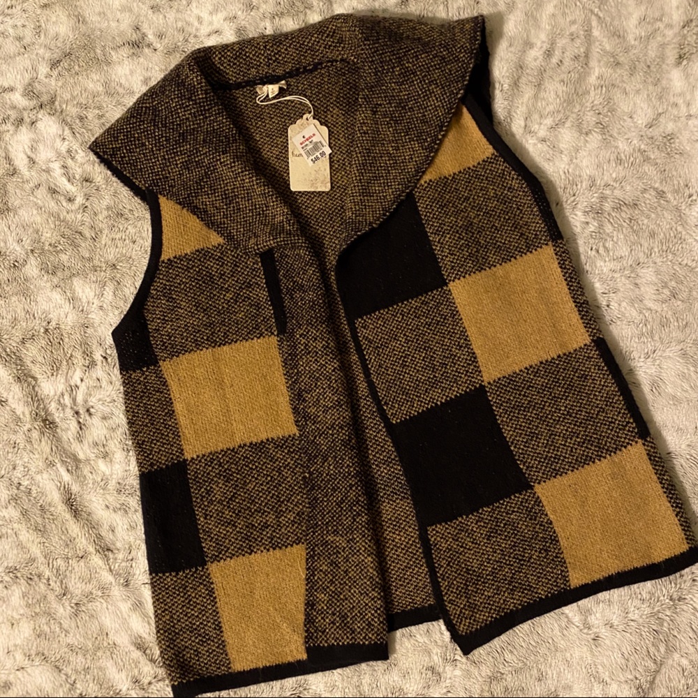Hem & Thread Blk & Mustard yellow/tan sweater vest